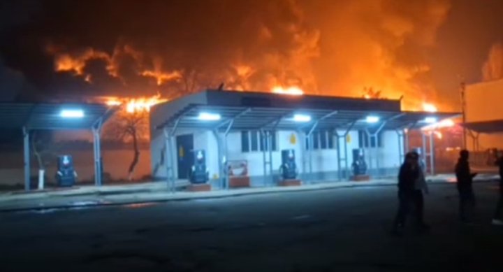 В Учтепинском районе произошёл пожар на складе текстильного предприятия, огонь тушили более 4-х часов