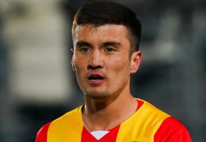 Португальский футбольный клуб хочет заполучить узбекского нападающего