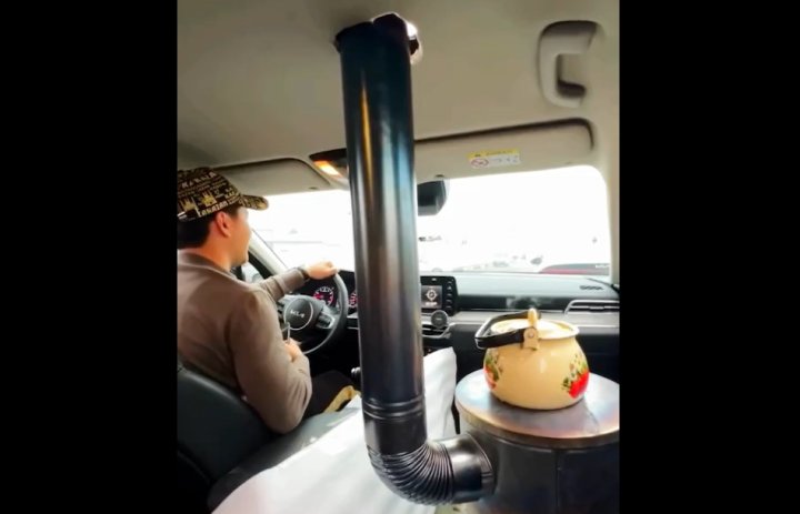 В Андижанской области блогер установил буржуйку в автомобиль «KIA K5» - видео