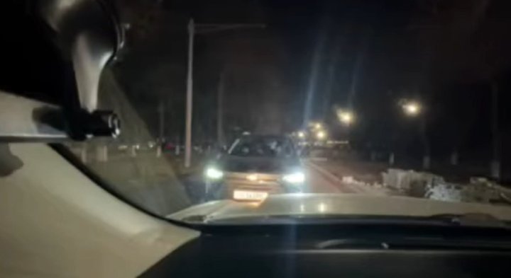 В Сергелийском районе автоледи грубо нарушила ПДД и атаковала камнем другой автомобиль - видео