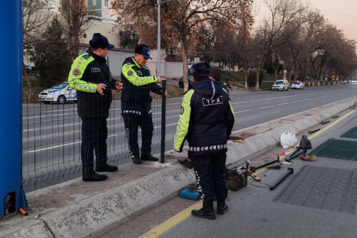 В Ташкенте снова начали устанавливать ограждения на дорогах для предотвращения ДТП с пешеходами