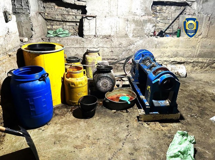 В Андижанской области вывили подпольный цех по производству хлопкового масла, опасного для здоровья