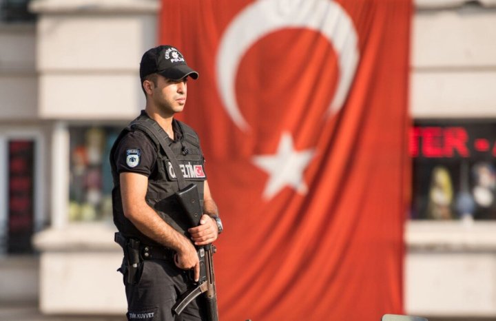 Полиция Турция изъяла 33 000 литров алкоголя после смерти граждан Узбекистана