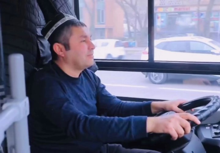 В Ташкенте водители автобусов теперь ездят в тюбетейках
