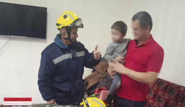 В Сурхандарье спасатели МЧС оказали практическую помощь мальчику, застрявшему в велосипеде