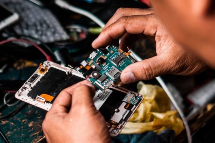 В Ташобласти мастер обманул клиента, украв 9 млн сумов с телефона, сданного в ремонт