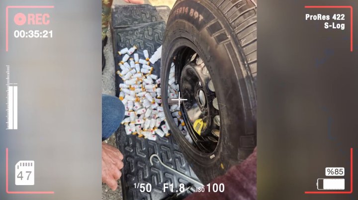 В Фергане сотрудники таможни пресекли контрабанду лекарственных препаратов, спрятанных в колесе автомобиля