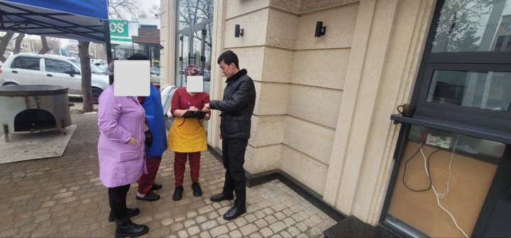 Ранним утром в Ташкенте две девушки, работающие в кафе, осуществили выброс мусора в зелёной зоне