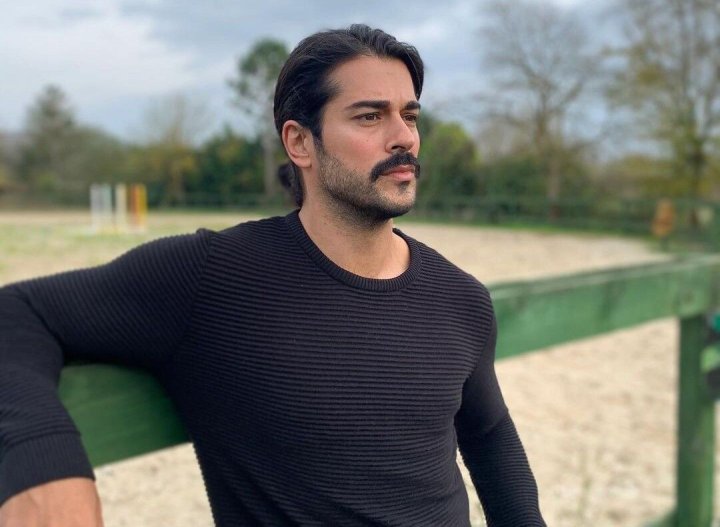 Тайная поклонница заплатила Бураку Озчивиту миллион долларов за фото