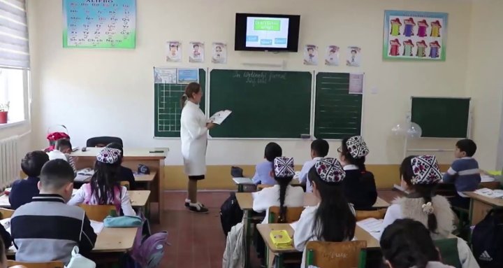 Женщина, которая избила школьную учительницу в Сырдарье, извинилась - видео