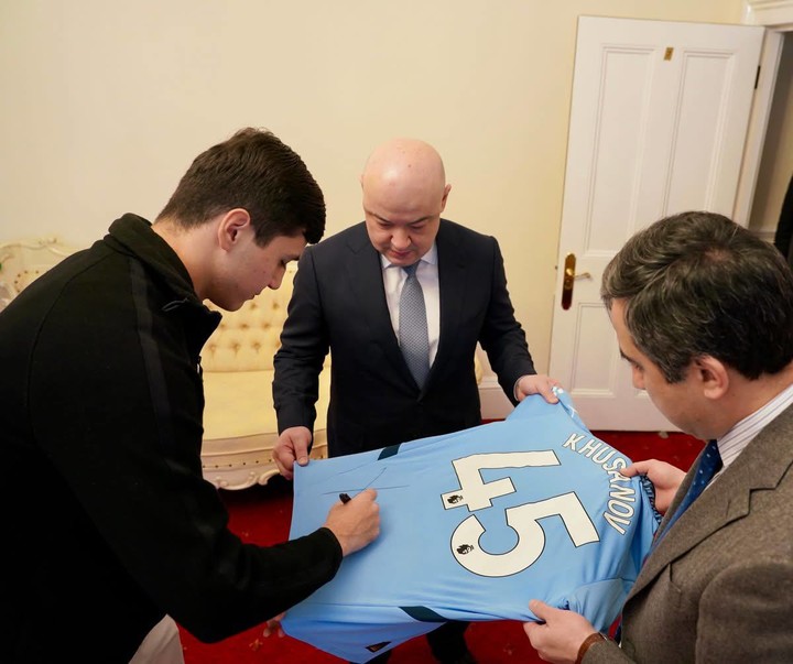 Узбекский футболист, недавно перешедший в «Манчестер Сити», был замечен в посольстве Узбекистана в Лондоне