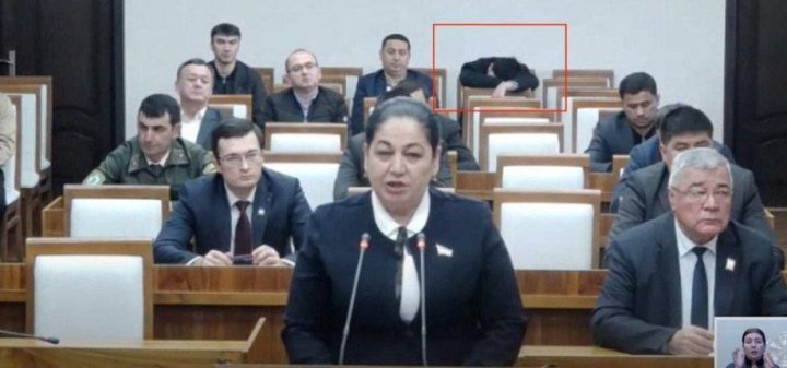 «Он не спал», — в Сенате прокомментировали видео с мужчиной, который «уснул» во время заседания