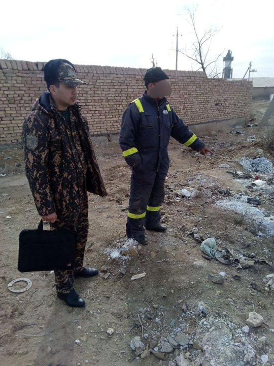 В Каракалпакстане наказали строителя, который выбрасывал мусор в неположенном месте