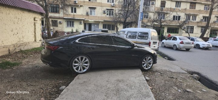 Узбекистанцы просят наказать водителя Malibu с «крутыми» номерами за нарушение ПДД