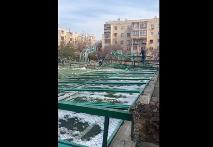 В хокимияте Ташкента рассказали о причинах обрушения забора спортивной площадки школы №324