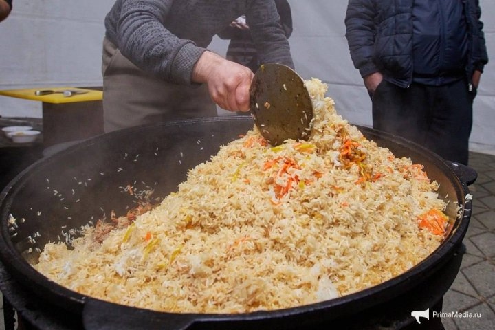 Делегация из Узбекистана угостила жителей Владивостока пловом