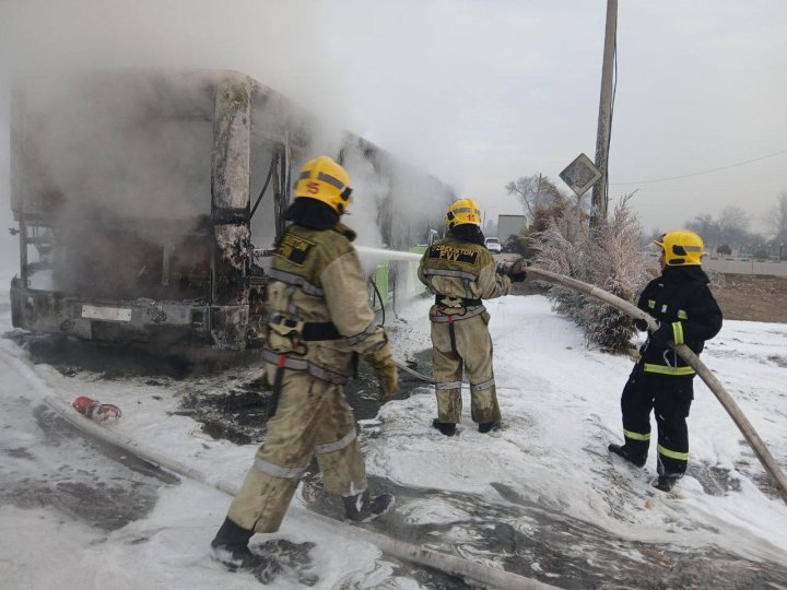 В Алмазарском районе сгорел пассажирский автобус