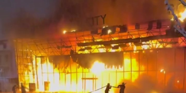 В Чиланзарском районе загорелось строящееся здание