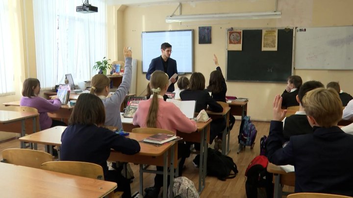 В Узбекистане назвали число учителей, работающих в школах