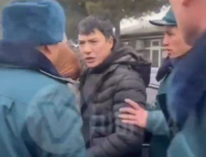 В Фергане водитель автомобиля «Gentra» оказал сопротивление сотрудникам ДПС