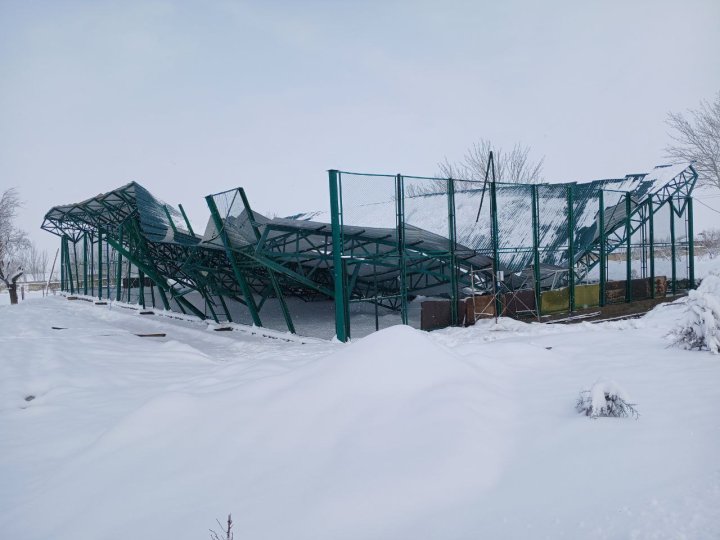 В Джизакской области разрушился стадион построенный две недели назад