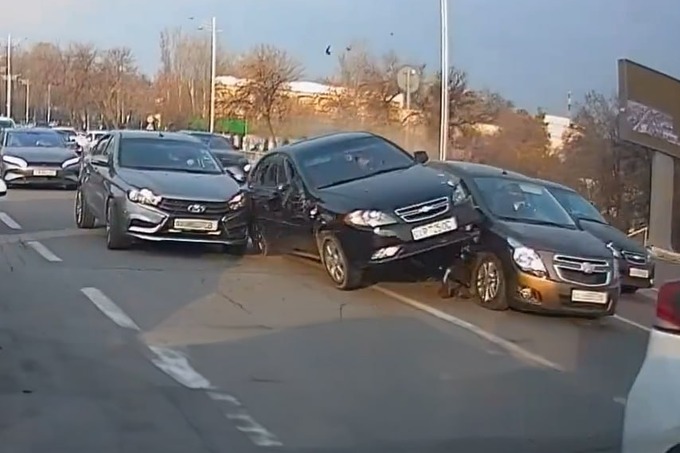 В Ташкенте водитель заснул за рулём и протаранил три автомобиля