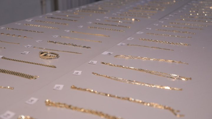 Пассажир рейса «Стамбул-Фергана» пытался незаконно ввезти в Узбекистан 105 золотых украшений