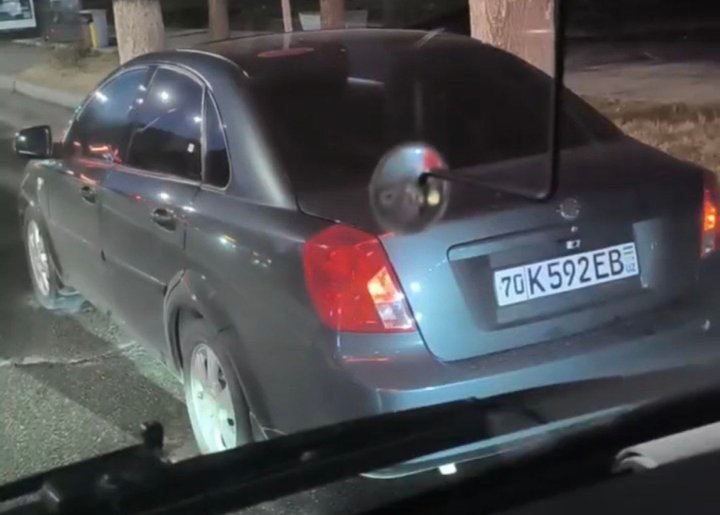 В Ташкенте мужчина на автомобиле Gentra уснул на автобусной полосе – видео