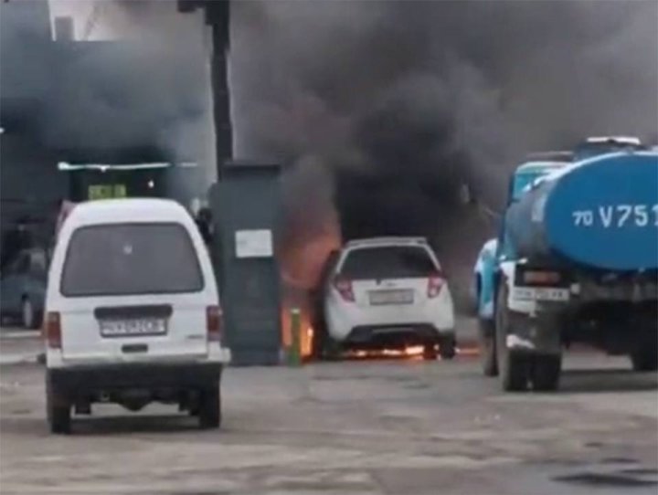 В Кашкадарье автомобиль загорелся во время заправки на АГНКС — видео