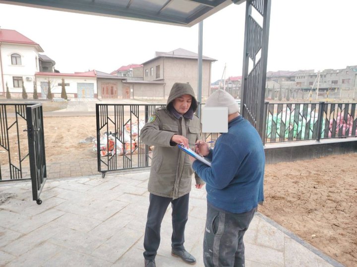 В Юнусабадском районе экологи оштрафовали строителя за свалку мусора