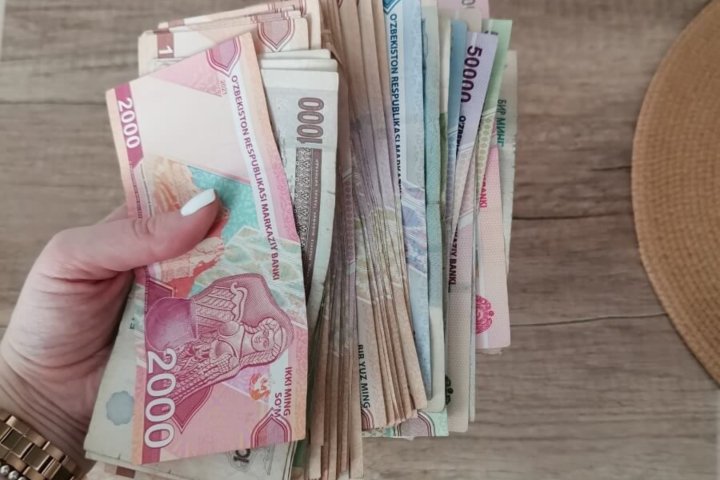 В Узбекистане курс доллара упал ниже 13 000 сумов