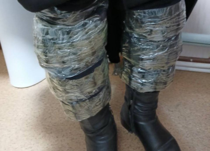 Четверо граждан спрятали под одежду лекарственные препараты и попытались пронести их через таможенный пост в Сырдарье