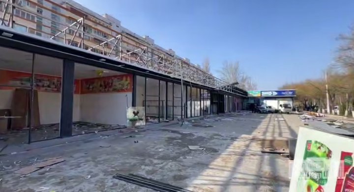 В Юнусабадском районе пошла под снос очередная незаконная коммерческая постройка