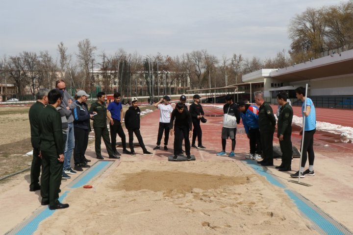 В Ташкенте сотрудники таможни приняли участие в спортивных соревнованиях с десятиклассниками
