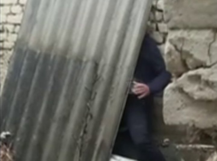 В Андижане должник по алиментам прятался за шифером — видео