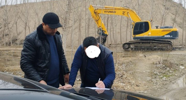В Андижане мужчина заплатит 50 БРВ за незаконную добычу песчано-гравийной смеси из русла реки Карадарья