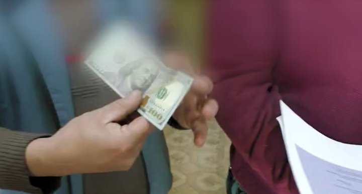 В Намангане мужчина передал взятку инспектору профилактики за уничтожение документов
