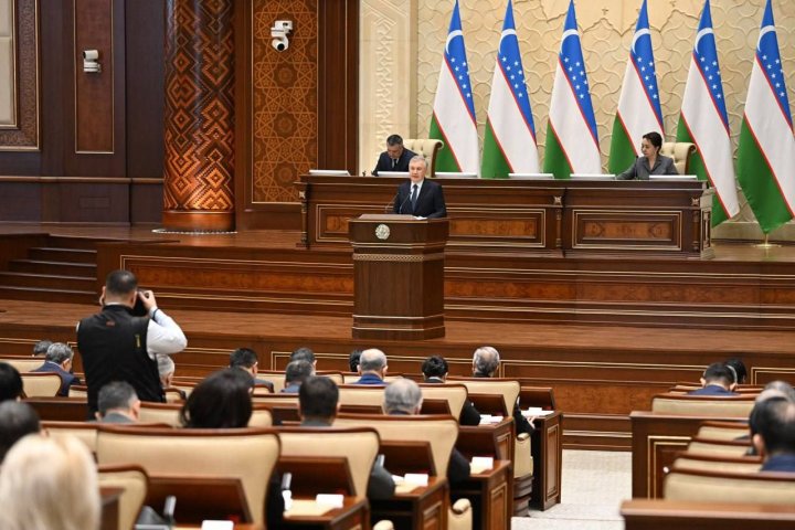 Узбекских чиновников призвали пересесть на местные авто