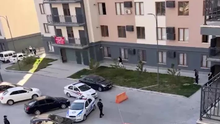 В Ташкенте подросток выпал из окна многоэтажки — видео