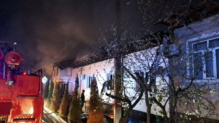 В Кибрае загорелись несколько жилых домов