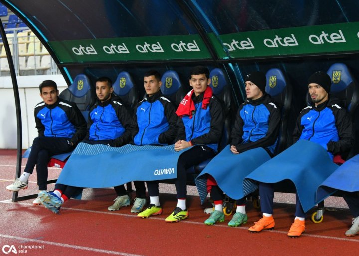 «Принесли из дома», — фанаты высмеяли одеяло, которым укрылись узбекские футболисты