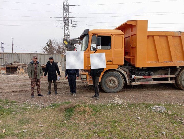 В Бекабаде экологи наказали мужчину, который занимался незаконной добычей песчано-гравийной смеси