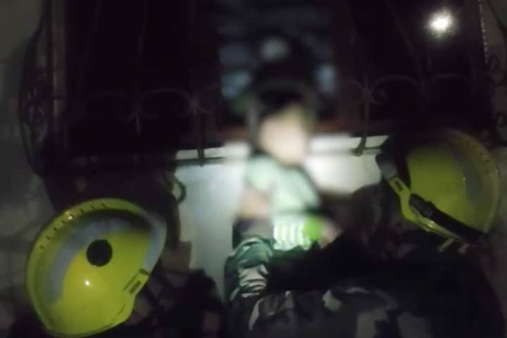 В Ташкенте ребёнок застрял головой в решётке балкона — видео