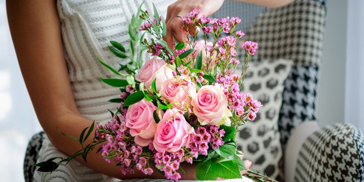 Узбекистанки массово продают цветы, подаренные им на 8-е марта