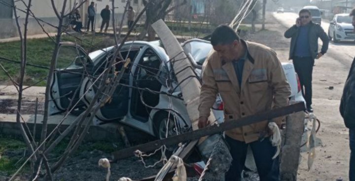 В Янгиюле мужчина чудом выжил после падения бетонной опоры на его автомобиль