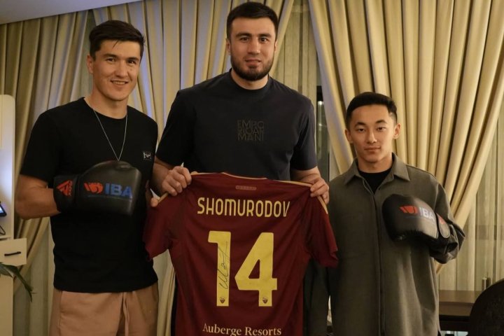 Узбекский боксёр Баходир Джалолов встретился с футболистами национальной сборной Эльдором Шомуродовым и Аббосбеком Файзуллаевым