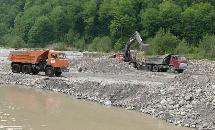 В Кашкадарьинской области экологи не могут противостоять лицам, которые уничтожают русло реки Кашкадарья