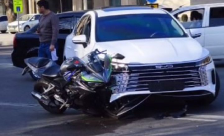 В Ташкенте мотоциклист столкнулся с автомобилем «BYD»