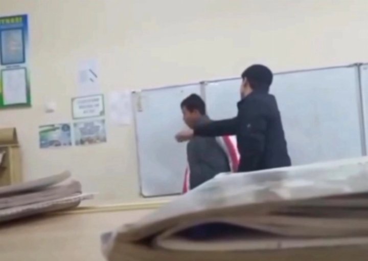 В Сурхандарье учитель истории применил силу к ученику с криминальным прошлым — видео
