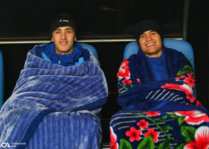 «Принесли из дома», — фанаты высмеяли одеяло, которым укрылись узбекские футболисты